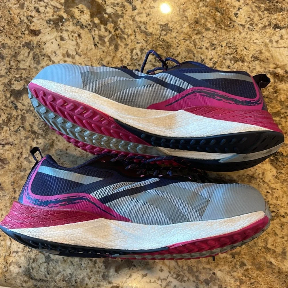 Gently Used Reebok sneaker - Picture 5 of 7
